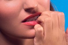 Какие проблемы выдает привычка кусать губы
